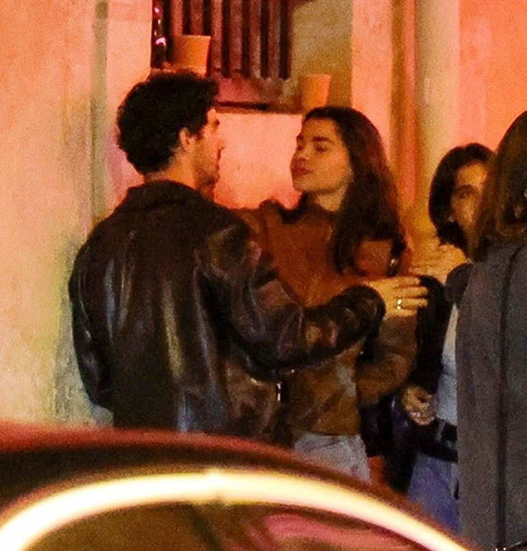 ‘Karım benden ayrılıp başkasının kollarına koştu’ diye üzülüyordu… Ünlü şarkıcı gizemli bir esmerle yakalandı