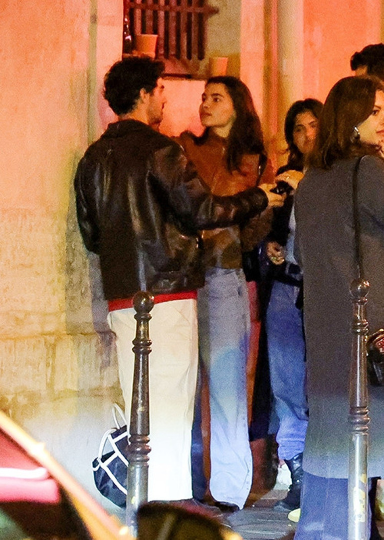 ‘Karım benden ayrılıp başkasının kollarına koştu’ diye üzülüyordu… Ünlü şarkıcı gizemli bir esmerle yakalandı