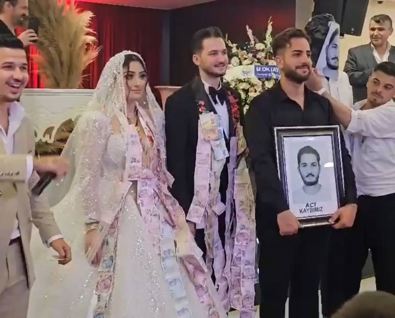 İstanbuldaki düğünde damada ilginç şaka: Salona tabut ve acı kaybımız yazılı fotoğrafla geldiler