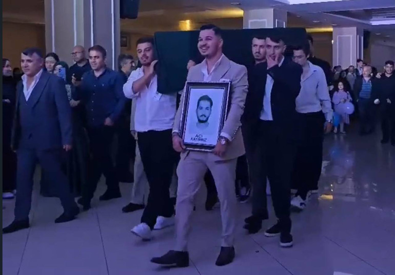 İstanbuldaki düğünde damada ilginç şaka: Salona tabut ve acı kaybımız yazılı fotoğrafla geldiler