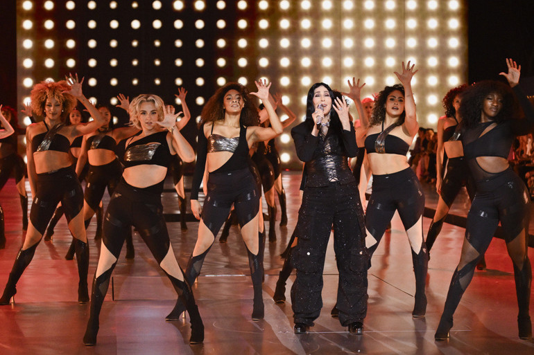 Melekler kanat takıp podyuma indi… Victoria’s Secret defilesi altı yıl sonra geri döndü, yer yerinden oynadı