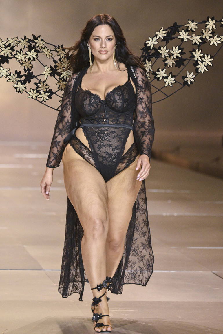 Melekler kanat takıp podyuma indi… Victoria’s Secret defilesi altı yıl sonra geri döndü, yer yerinden oynadı