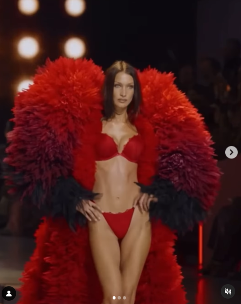 Melekler kanat takıp podyuma indi… Victoria’s Secret defilesi altı yıl sonra geri döndü, yer yerinden oynadı