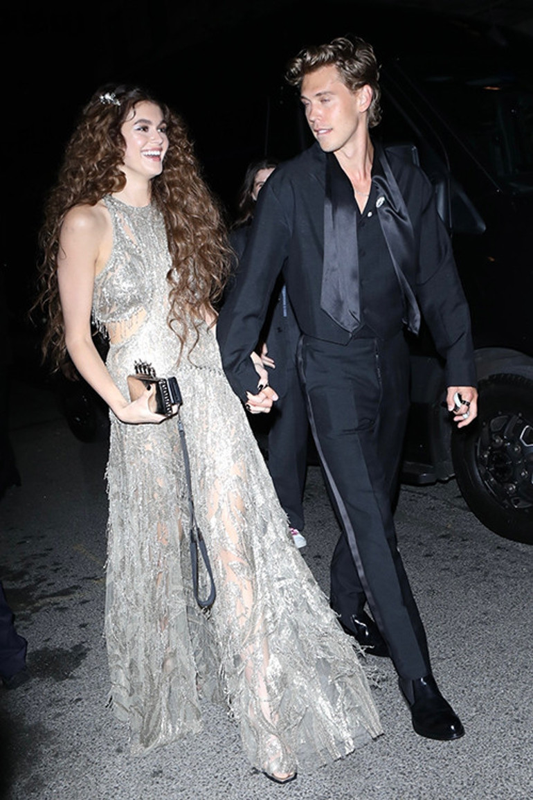 Ünlü çift kızlarının aşk hayatından endişeli: En güzel yıllarını ona veriyorsun... Ama hala evlenme teklifi yok