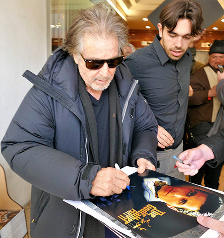 Efsane oyuncunun oğlu geçen yıl doğmuştu: 84 yaşında baba olmak eğlenceli…