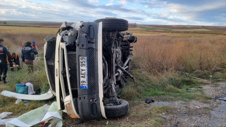 Minibüs ile tanker çarpıştı: 1 ölü, 18 yaralı