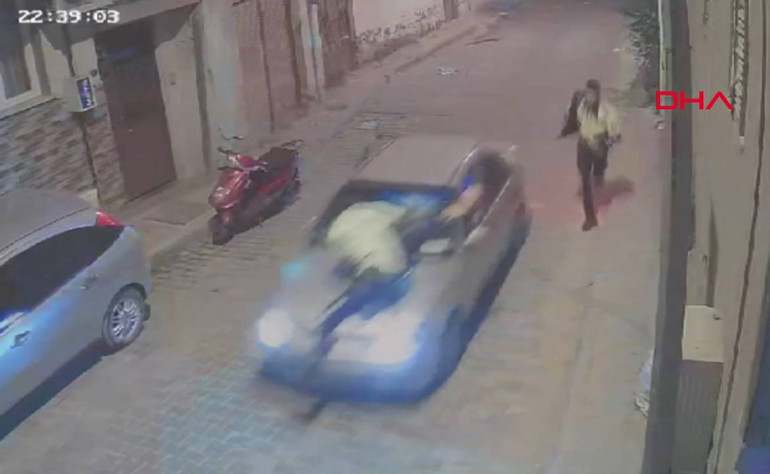 Dur ihtarına uymayan sürücü aracını polisin üzerine sürdü Polisi, aracının kaputunda 3 kilometre götürdü