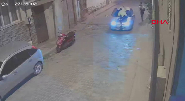 Dur ihtarına uymayan sürücü aracını polisin üzerine sürdü Polisi, aracının kaputunda 3 kilometre götürdü