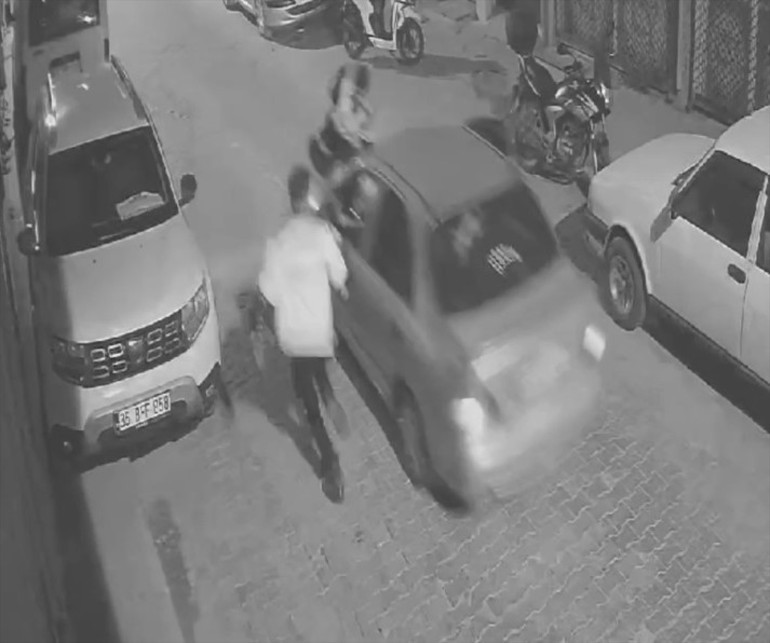 Kendisini durdurmaya çalışan polisi, aracının kaputunda götürdü Bakan Yerlikaya duyurdu: Gözaltına alındı