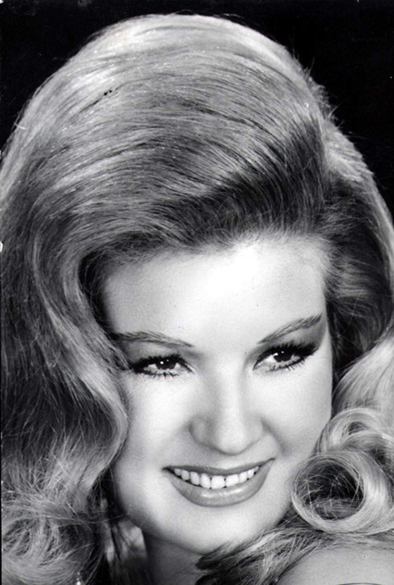 Bir gün Beyoğlunda yürürken keşfedilmişti... Artistlik yapamam dedi ama Yeşilçamın yıldızı oldu