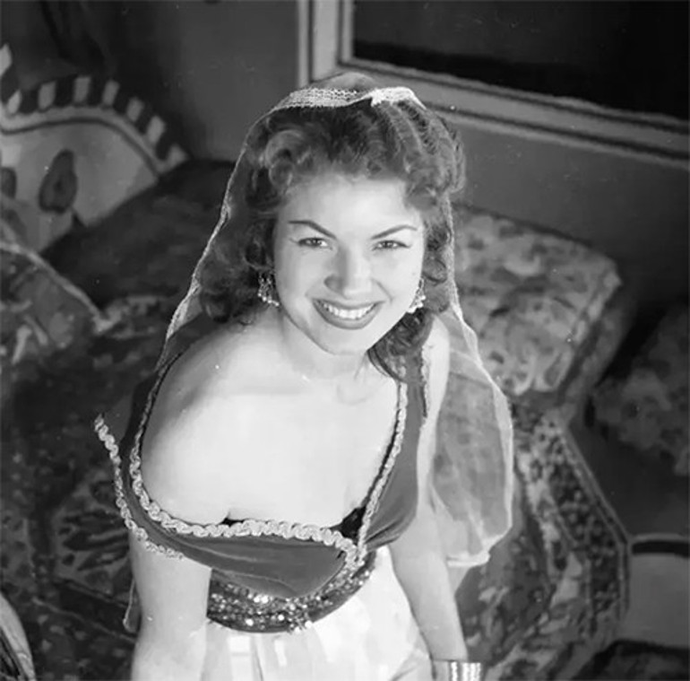 Bir gün Beyoğlunda yürürken keşfedilmişti... Artistlik yapamam dedi ama Yeşilçamın yıldızı oldu