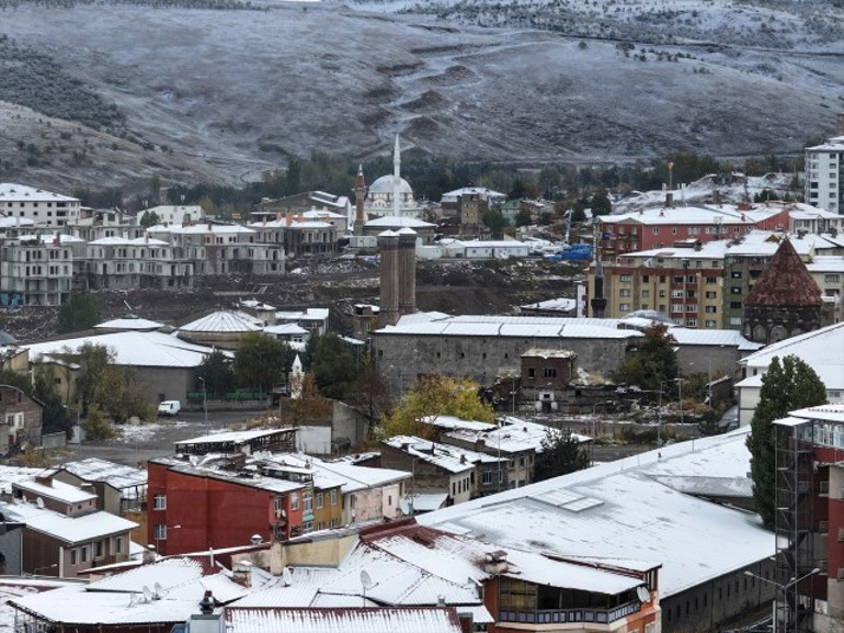 Meteoroloji uyarmıştı: Hava soğudu, kar bastırdı... Kent merkezini beyaz örtü kapladı