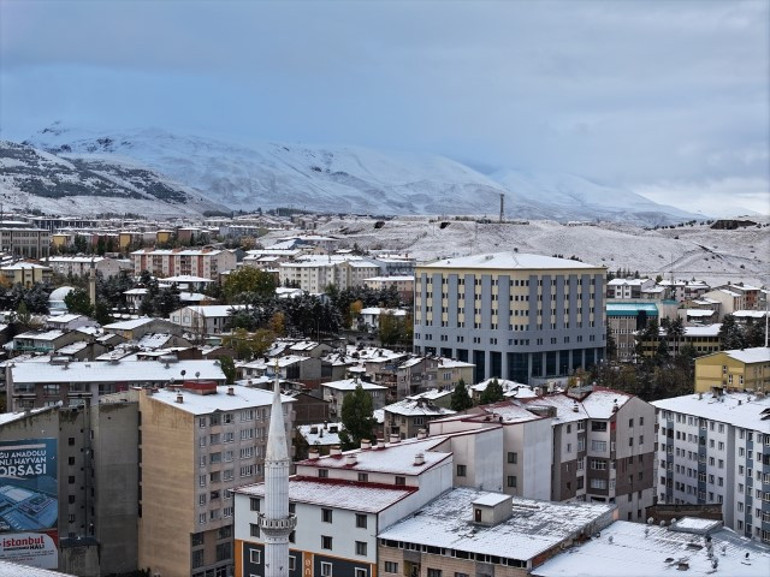 Meteoroloji uyarmıştı: Hava soğudu, kar bastırdı... Kent merkezini beyaz örtü kapladı