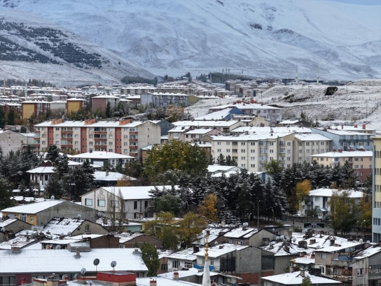 Meteoroloji uyarmıştı: Hava soğudu, kar bastırdı... Kent merkezini beyaz örtü kapladı