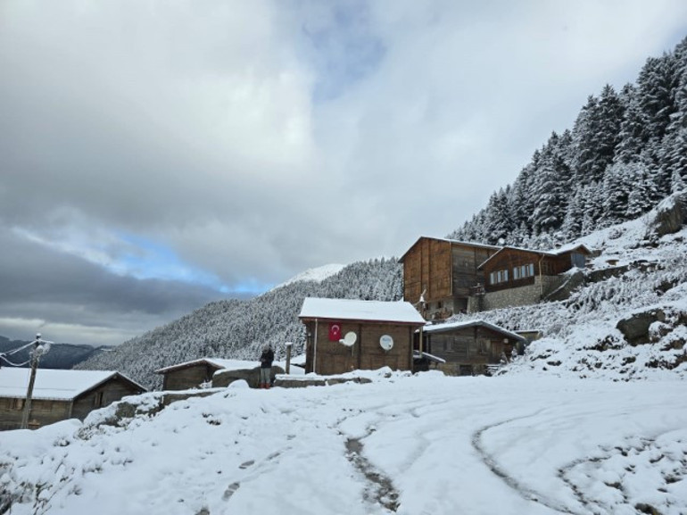 Meteoroloji uyarmıştı: Hava soğudu, kar bastırdı... Kent merkezini beyaz örtü kapladı
