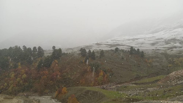Meteoroloji uyarmıştı: Hava soğudu, kar bastırdı... Kent merkezini beyaz örtü kapladı
