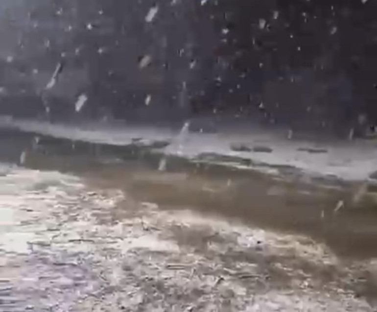 Meteoroloji uyarmıştı: Hava soğudu, kar bastırdı... Kent merkezini beyaz örtü kapladı