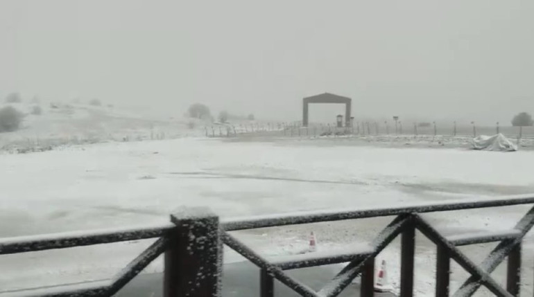 Meteoroloji uyarmıştı: Hava soğudu, kar bastırdı... Kent merkezini beyaz örtü kapladı