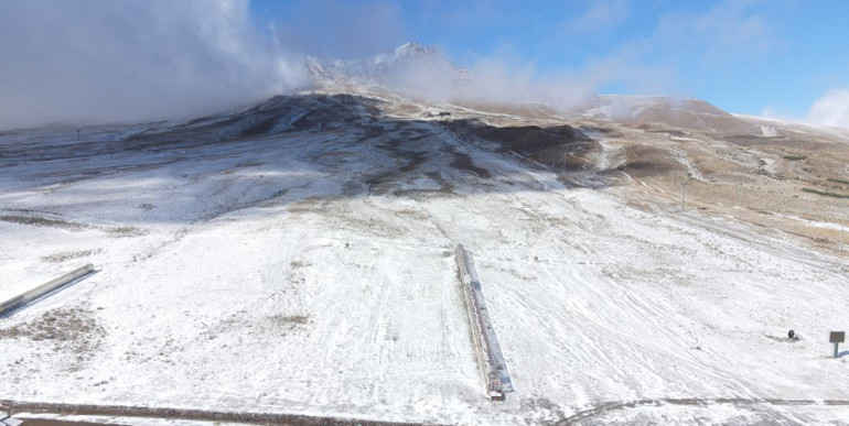 Meteoroloji uyarmıştı: Hava soğudu, kar bastırdı... Kent merkezini beyaz örtü kapladı