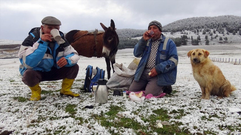 Meteoroloji uyarmıştı: Hava soğudu, kar bastırdı... Kent merkezini beyaz örtü kapladı