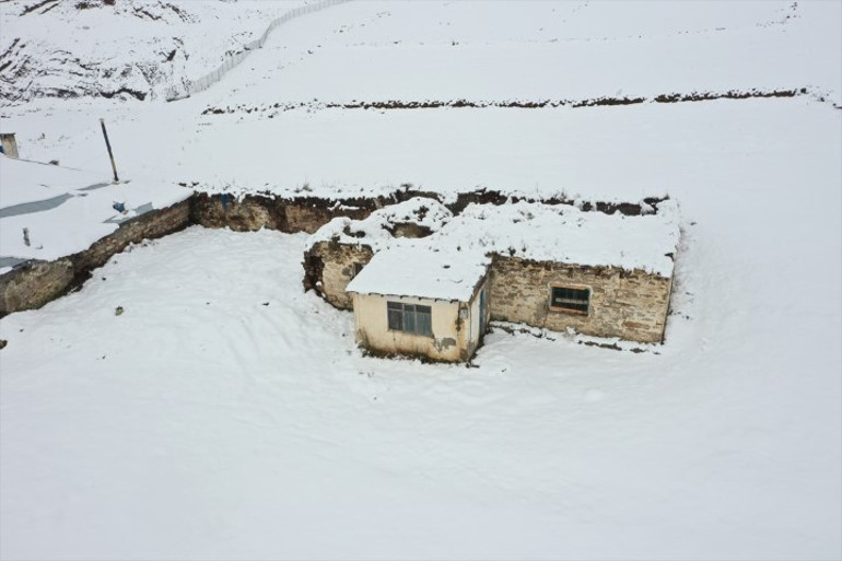 Meteoroloji uyarmıştı: Hava soğudu, kar bastırdı... Kent merkezini beyaz örtü kapladı