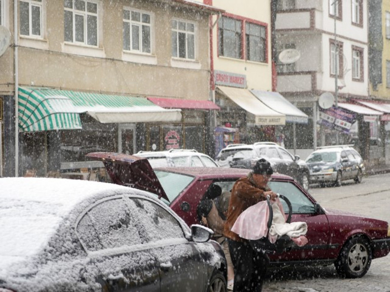 Meteoroloji uyarmıştı: Hava soğudu, kar bastırdı... Kent merkezini beyaz örtü kapladı