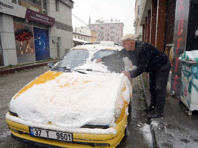 Meteoroloji uyarmıştı: Hava soğudu, kar bastırdı... Kent merkezini beyaz örtü kapladı