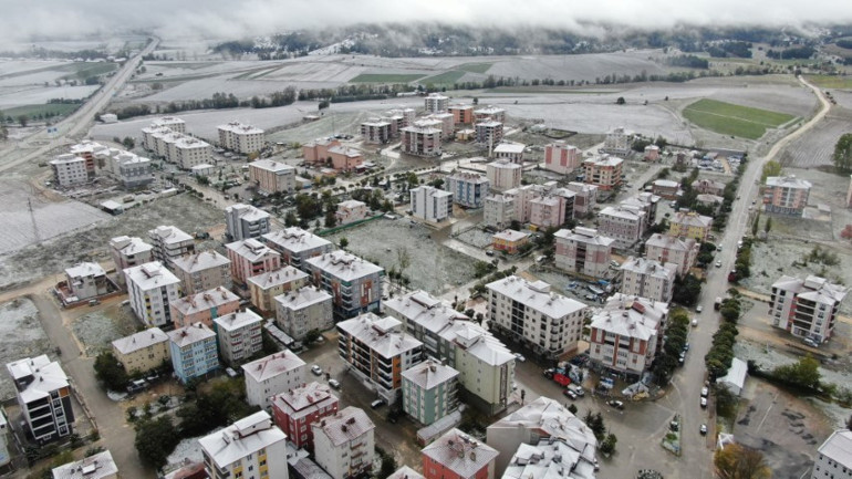 Meteoroloji uyarmıştı: Hava soğudu, kar bastırdı... Kent merkezini beyaz örtü kapladı