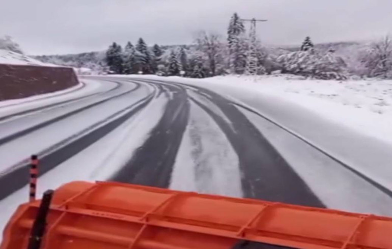 Meteoroloji uyarmıştı: Hava soğudu, kar bastırdı... Kent merkezini beyaz örtü kapladı