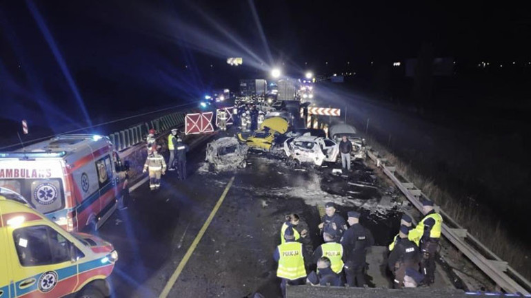 Zincirleme kazada 21 araç birbirine girdi: 4 ölü, 15 yaralı