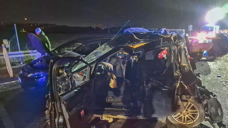 Zincirleme kazada 21 araç birbirine girdi: 4 ölü, 15 yaralı