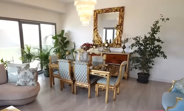 Ünlü türkücü iki ayrı evde yaşıyor Mardinde tarih kokan konak...