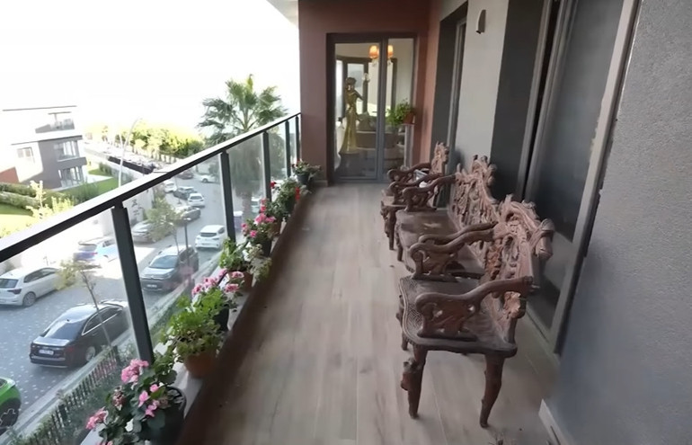 Ünlü türkücü iki ayrı evde yaşıyor Mardinde tarih kokan konak...