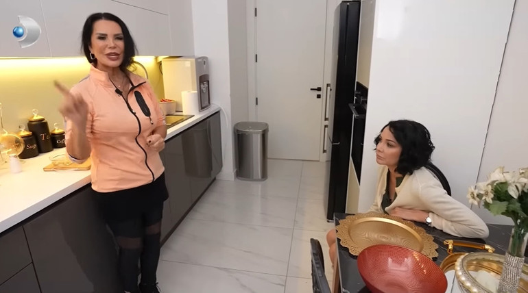 Ünlü türkücü iki ayrı evde yaşıyor Mardinde tarih kokan konak...