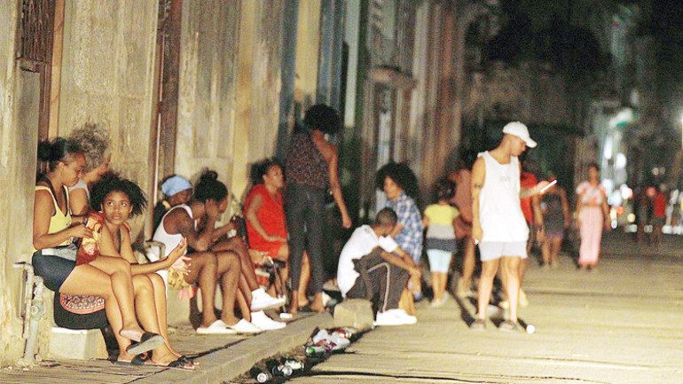 Küba karanlığa gömüldü