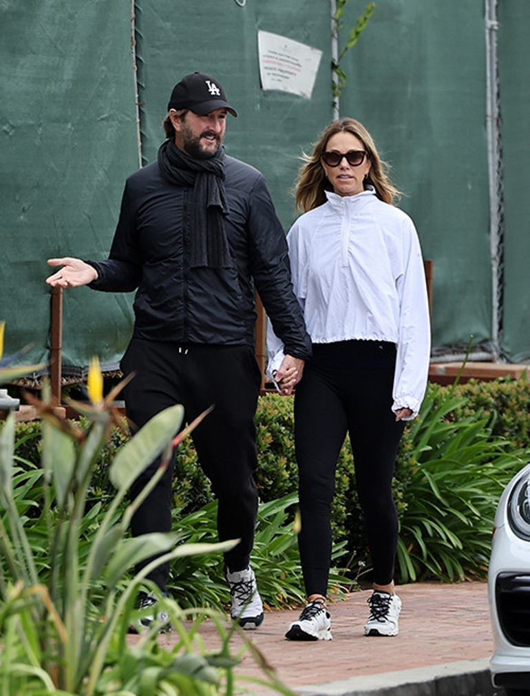 Yeni sevgilisi arabasından bile kollarında indiriyor... Ayağına taş değmesin bebeğim... Eski kocası nasıl kıskanmasın