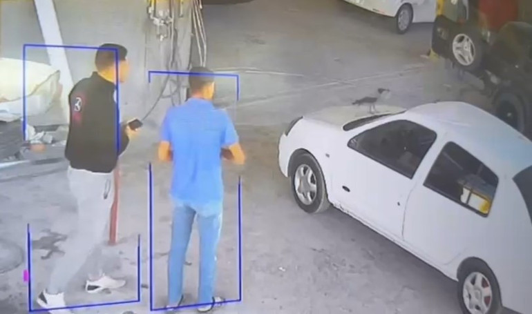 Sanayi sitesinde şaşkına çeviren olay: Karga kaputun üzerinden anahtarı alıp kaçtı
