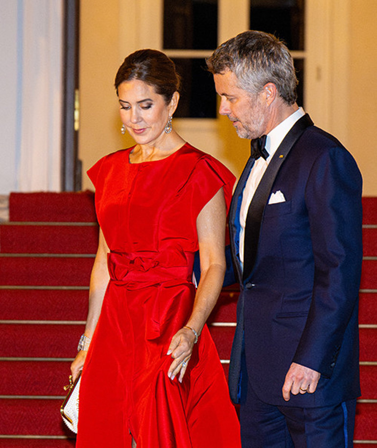 Üzerine yasak aşkın soğuk gölgesi düşmüştü... 20 yıl önceki düğün gecesinin hatırası var