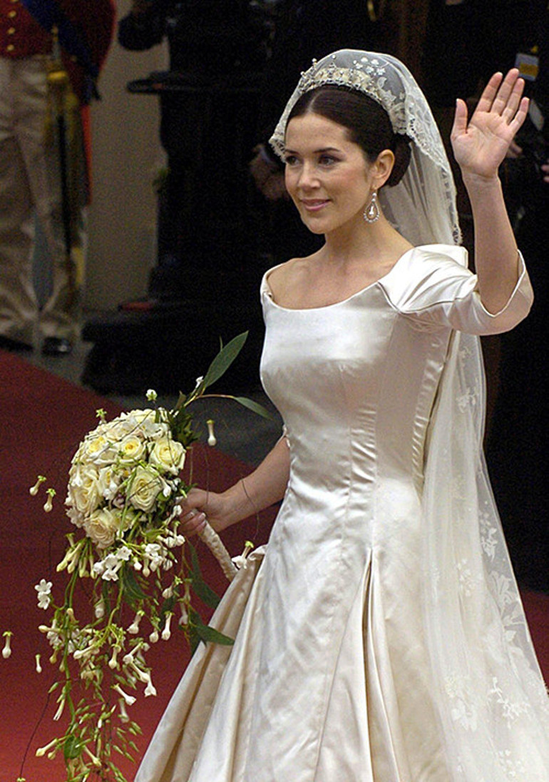 Üzerine yasak aşkın soğuk gölgesi düşmüştü... 20 yıl önceki düğün gecesinin hatırası var