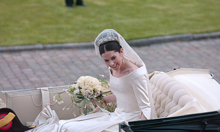 Üzerine yasak aşkın soğuk gölgesi düşmüştü... 20 yıl önceki düğün gecesinin hatırası var