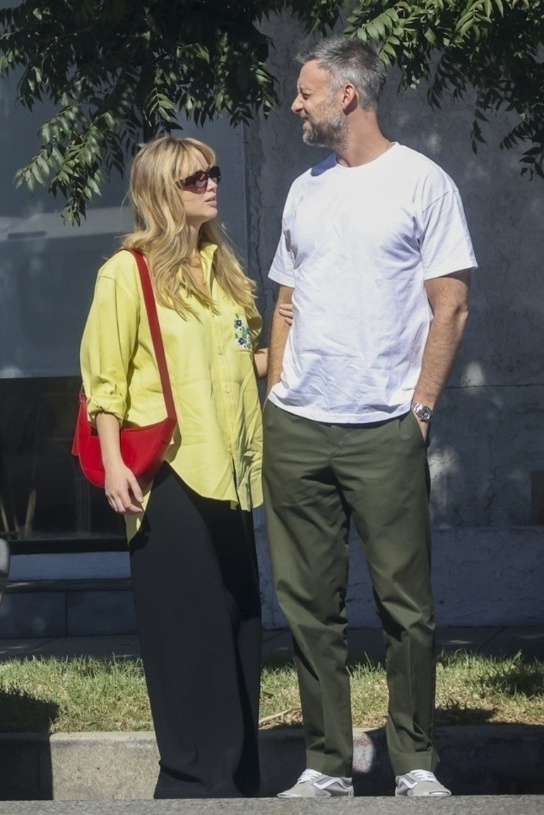 Bebek haberi aşklarını alevlendirdi… Ünlü çift sokaklarda sarmaş dolaş