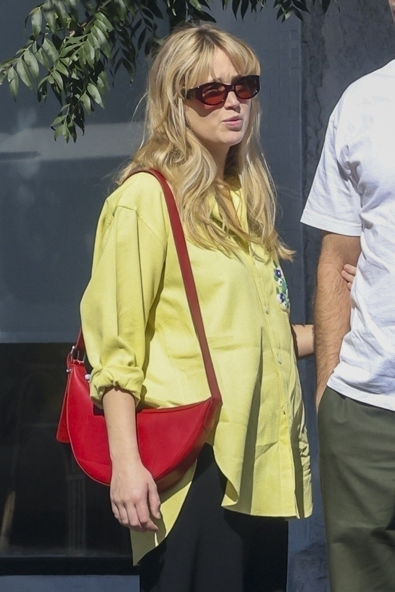 Bebek haberi aşklarını alevlendirdi… Ünlü çift sokaklarda sarmaş dolaş