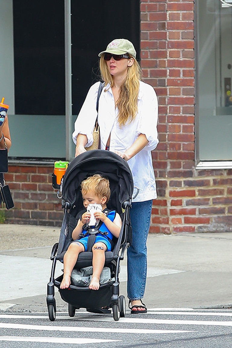 Bebek haberi aşklarını alevlendirdi… Ünlü çift sokaklarda sarmaş dolaş