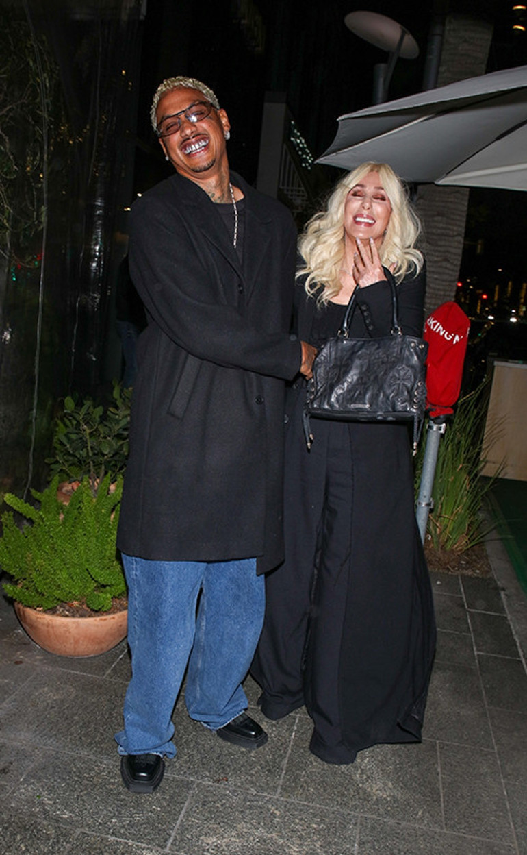 Torunu yaşındaki sevgilisi uğruna çocuklarını feda etmişti... Gün geçti, devran döndü, şimdi onlara yalvarıyor... Evlâtlarım, ne olur beni affedin