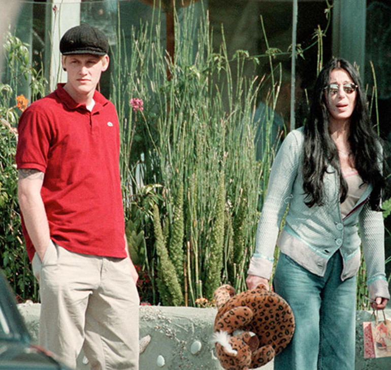 Torunu yaşındaki sevgilisi uğruna çocuklarını feda etmişti... Gün geçti, devran döndü, şimdi onlara yalvarıyor... Evlâtlarım, ne olur beni affedin