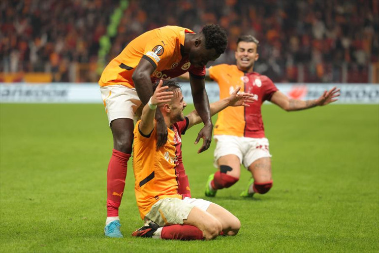 Galatasaray, Elfsborg maçında 11 yıl sonra bir ilke imza attı Okan Buruk tarihe geçti
