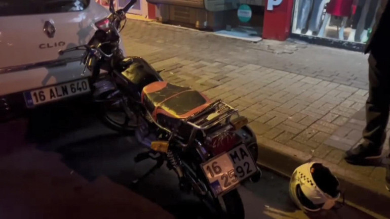 Yolun karşısına geçmeye çalışan engelliye motosiklet çarptı