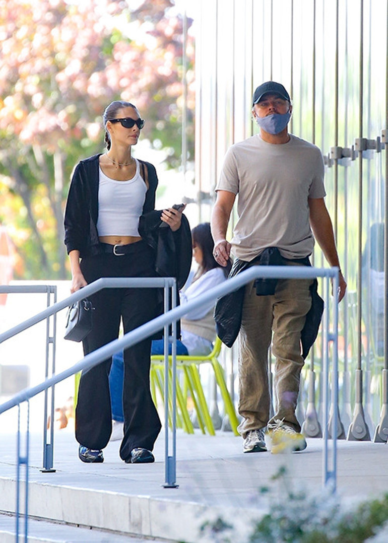 Bir başka güzelle kaçamak yaptığı söyleniyordu… İhanet iddialarına el ele cevap verdiler