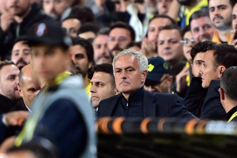 Fenerbahçe-Manchester United maçına Jose Mourinho damgası Kaçan gole çıldırdı, hakeme tepkiden kızardı