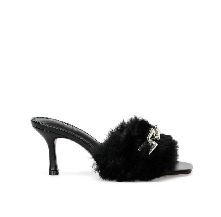 Tüylü, püsküllü süslü püslü